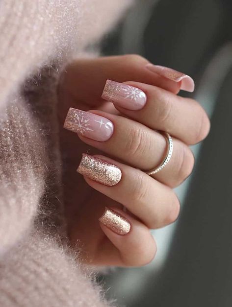 22+ Beautiful Winter Ombre Nails We're Obsessing Over for 2023! Red Christmas Nails, Ombre Nails Glitter, Winter Nails Acrylic, Christmas Nails Easy, Cute Christmas Nails, Christmas Gel Nails, Snowflake Nails, Christmas Nails Acrylic, Winter Nail Art