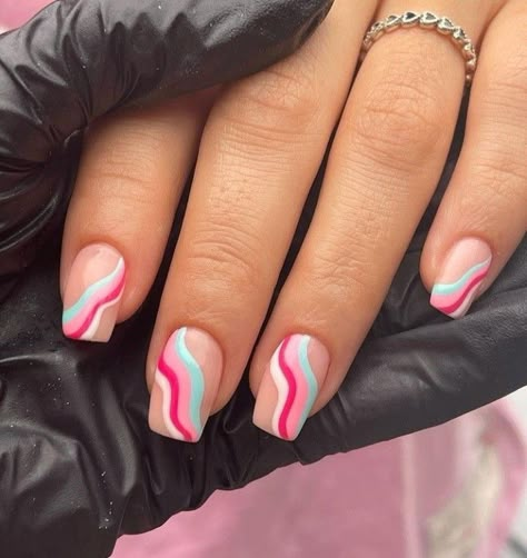 There's a new beauty trend taking over Instagram and it's absolutely stunning. Say hello to "quartz nails". Simple Nail Designs For Short Nails, Cheap Nail Ideas, Cute Nail Ideas Pink, Acyrilics Nails Ideas, Simple Summer Nail Designs, Country Acrylic Nails, Lemon Nails, Teen Nails, Quartz Nails