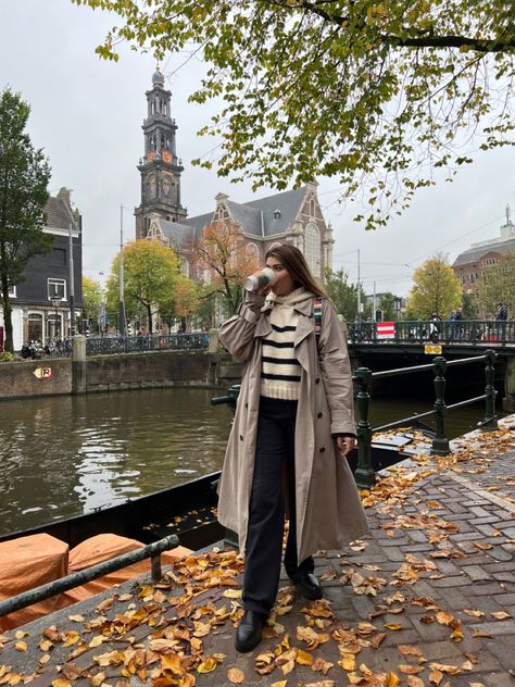 Winter Fashion Amsterdam, Amsterdam Aesthetic Outfit Autumn, Autumn Amsterdam Outfit, Amsterdam Rainy Day Outfit, Amsterdam In Winter Outfits, Fall In Amsterdam Outfits, Netherlands Winter Outfit, Fall Amsterdam Outfits, Netherlands Fashion Outfits