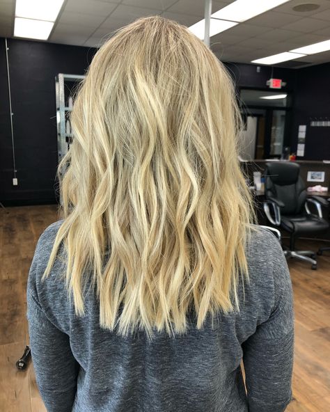 Beach Hair #HairEnvy #Texture #Waves #BeachWaves #Haircut #Lob #ModernHair #Blonde #Highlights Blonde Wavy Lob, Beach Wave Haircut, Medium Length Blonde Wavy Hair, Beachy Waves Short Hair, Natural Waves Hair, Brunette Hair Cuts, Medium Length Blonde, Waves Haircut, Blonde Wavy Hair