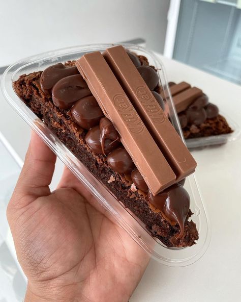 Confeitaria | Cássia Naíra on Instagram: “Para os apaixonados por chocolate 🤩🤩🤩🍫🍫🍫 Pizza Brownie Brigadeiro com Kitkat 🍫 Disponível na loja 📍Avenida ACM, 105, São Benedito ou no…��” Pizza Brownie, Chocolate Pizza, Brownie Frosting, Box Brownies, Dump Cake Recipes, Bakery Business, Fudgy Brownies, Looks Yummy, Candy Party