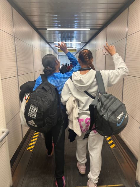 Airport Black Women, Travel With Your Best Friend, Best Friends Traveling, Friend Trip, Friend Group Pictures, Matching Outfits Best Friend, Friend Vacation, Go Best Friend, Best Friend Activities