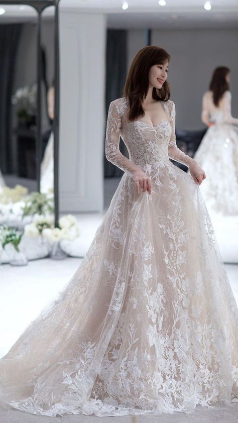 Wedding Dresses For Asian Brides, Simple Wedding Dress Western, Winter Bride Dress Wedding, Long Sleeve Wedding Dress Ball Gown Princesses Bridal Collection, Italian Wedding Dress Romantic, Trendy Wedding Dresses 2023, Simple Elegant Wedding Dress Lace Vintage Classy, Wedding Dresses Christian, Christian Wedding Dress Gowns