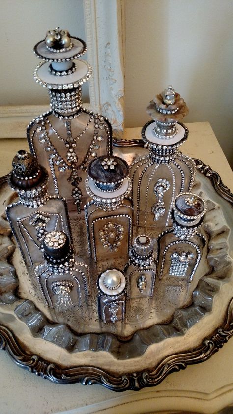 Altered Bottle Art, Pretty Liquor Bottles, Vintage Glass Bottle Decor Ideas, Upcycled Liquor Bottles, Decorated Glass Bottles, Things To Make With Old Jewelry Ideas, Things To Bling And Sell, Costume Jewelry Crafts Projects Diy Ideas, Upcycled Glass Bottles