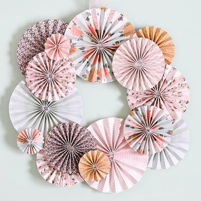 Paper Crafts To Decorate Room, Paper Circles Crafts, Wall Decor Design With Paper, Easy Decoration Ideas, Quilting Pictures, Paper Wreath Diy, Paper Medallions, Easy Wreath, Paper Flowers Diy Easy