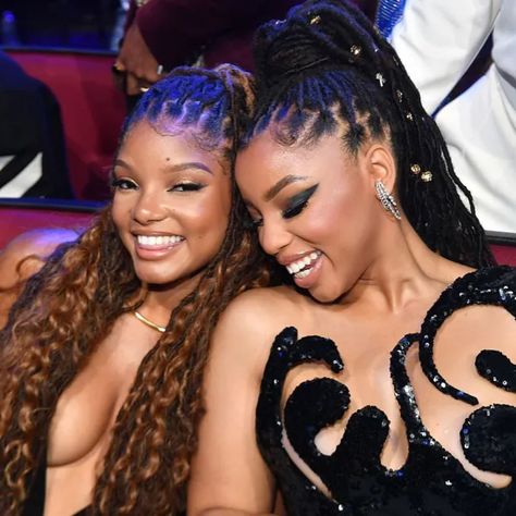 Chloe x Halle 👯‍♀️💕. - #ddgandhalle #halleandddg #couplegoals #ships #explore #explorepage #gain #gaintrain #hallebailey #ddg #couples… | Instagram Chole And Halle, Chloe Halle, Chloe And Halle, Celebrity Siblings, Pretty Hurts, Chloe Bailey, Chloe X Halle, Halle Bailey, Bet Awards