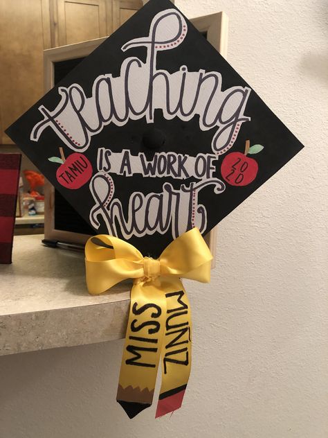 Teacher Inspired Graduation Caps, College Graduation Party Ideas Teacher, Graduation Party Ideas Teacher, Teacher Cap Decoration Graduation, Education Photoshoot, Teacher Education Major, Graduation Cap Decoration Teacher, Teacher Cap, Teacher Graduation Party