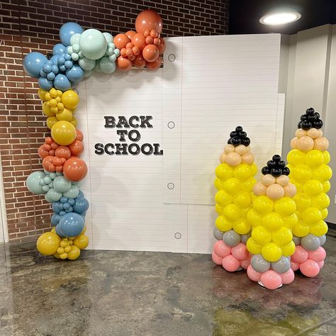 Obsessed with @ptcumc and their amazing backdrops ALWAYS 🤩 | Instagram Back To School Dance Decorations, Back To School Backdrop Ideas, Back To School Balloon Decor, School Balloon Decor, Back To School Balloon Arch, Kindergarten Graduation Backdrop, First Day Of School Backdrop, Back To School Photo Backdrop, Back To School Balloons