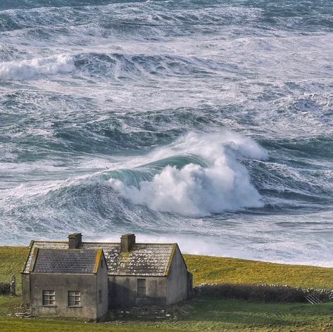 Doolin Ireland, Irish Beach, Scottish Recipes, Love Ireland, County Clare, Irish Cottage, Wild Atlantic Way, Ireland Homes, Irish Sea