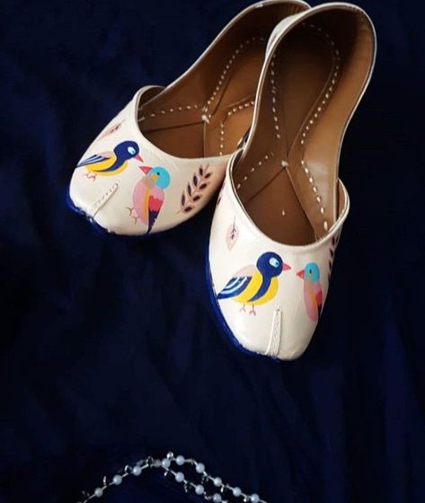 Jutti Punjabi, Hand Painted Heels, Pakistani Shoes, Painted Shoes Diy, Shoe Makeover, Punjabi Jutti, Gold Necklace Indian Bridal Jewelry, Embroidery Shoes, Moccasins Mens