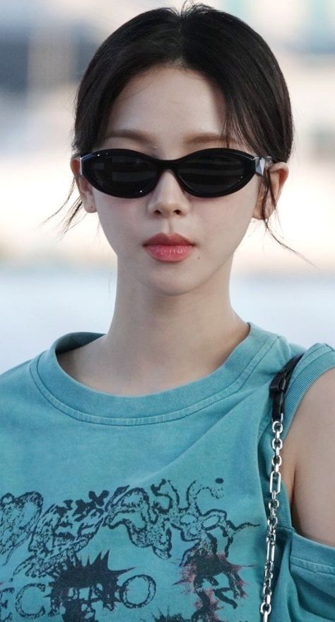 Kpop Idols Sunglasses, Korean Sunglasses, Chic Office Wear, Celebrity Style Icons, High Fashion Editorial, Modern Sunglasses, Korean Brands, Aespa Karina, Karina Aespa