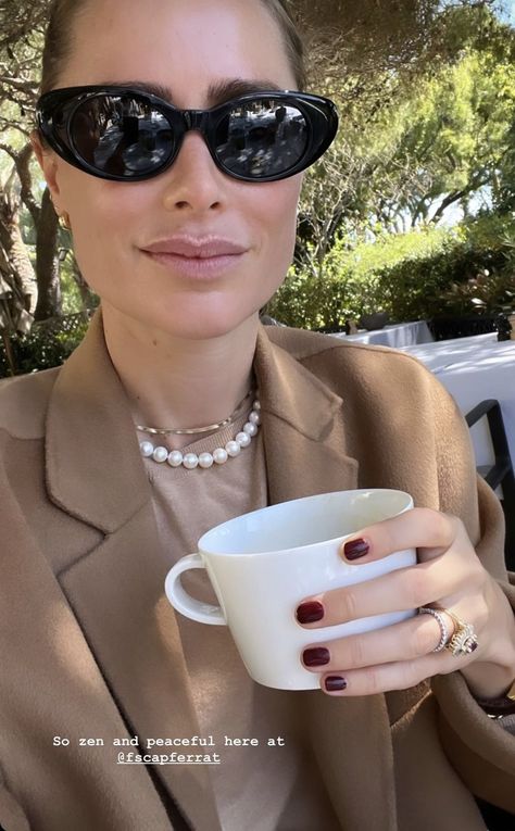 Stylish Sunglasses Women, How To Style Pearls, Pearls Outfit, Pearl Outfit, Elegant Office Wear, French Chic Fashion, Corporate Women, Emma Style, 1m Followers