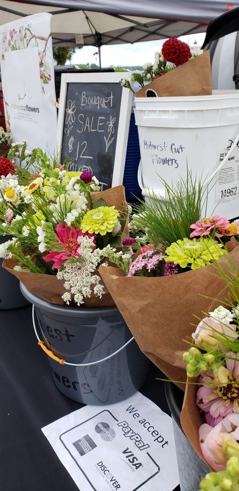 Roadside Flower Stand, Flower Farm Business, Flower Farm Ideas, Cut Flower Bouquet, Farmers Market Flowers, Growing Tulips, Farmers Market Display, Work Planning, Pick Flowers