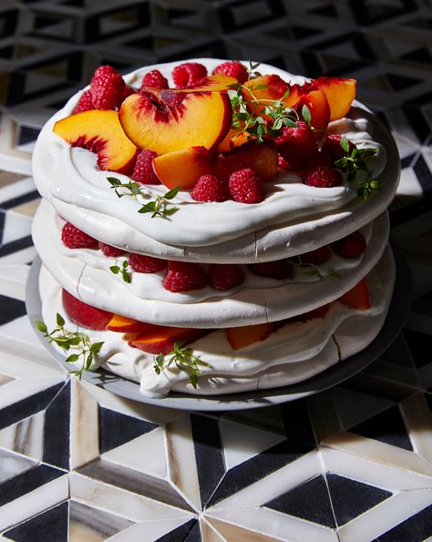 Healthy Peach Recipes, Cake With Raspberries, Fresh Peach Recipes, Pavlova Cake, Pavlova Recipe, Peach Recipe, Köstliche Desserts, Almond Cakes, Cooking Light