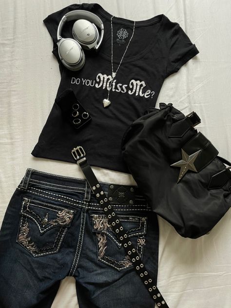 « Do you miss me ? » black short sleeves shirt with dark blue miss me jeans, silver Bose headphones, black mugler star bag, LDR heart necklace, rings in a box, double grommet black belt Trashy Grunge, Trashy Fashion, Grunge Trashy Y2k, Trashy Y2k Aesthetic Outfits, Trashy 2000s Aesthetic Outfit, Trashy Y2k Clothes, Y2k Trashy Outfits, Grunge Mcbling, Y2k Trashy