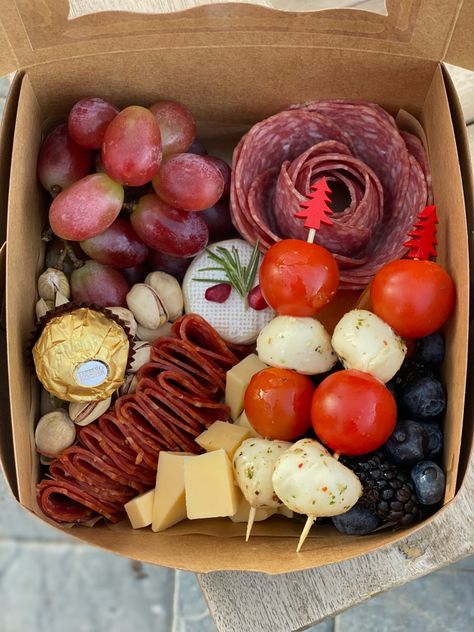 Small Individual Charcuterie Box Ideas, Charcuterie Snack Box Ideas, Protein Charcuterie Board, Personal Charcuterie Box Ideas, Small Charcuterie Box Ideas, Cheese Box Ideas, Individual Charcuterie Box Ideas, Food Plates For Sale Ideas, Charcuterie Boxes To Go