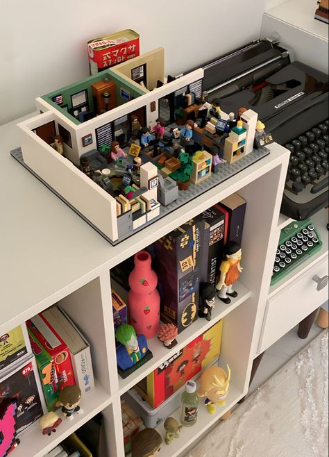 Legos In Room, Lego Desk Ideas, Lego Room Aesthetic, Lego Room Decor, Lego Room, Room Desk, Pretty Room, Vinyl Toys, Dream Room Inspiration