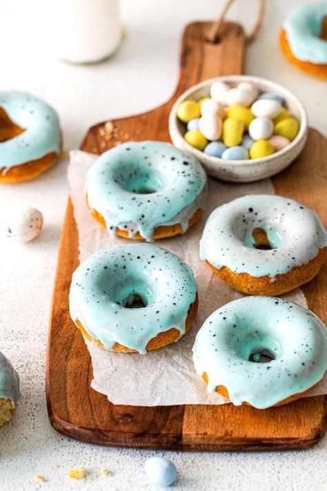 Four baked donuts featuring a robin's egg glaze: pastel blue icing with flecks of brown. The Easter donuts are served on a wooden board along with a small bowl of mini Cadbury eggs. Homemade Donut, Easter Party Food, Donut Flavors, Spring Recipes Dessert, Homemade Donuts Recipe, Baked Donut Recipes, Spring Baking, Spring Desserts, Egg Easter