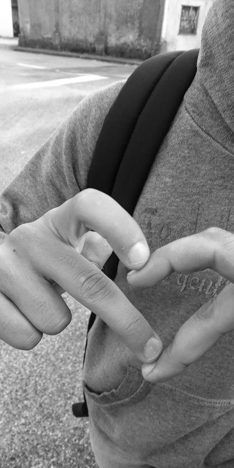 2 People Holding Hands, Boy And Girl Holding Hands, People Holding Hands, Girls Holding Hands, Teenage Romance, Couple Holding Hands, Sky Photography Nature, Hand Photo, Aesthetic Pics