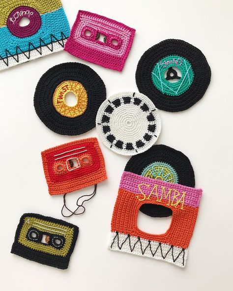 Tuija Heikkinen’s Instagram post: “Old school pastime! 🎶🎵🎶 #music #cassette #vinylsingle #viewmaster #retro #records #illustration #yarnillustration #coaster #virkkaus” Crochet Record Coasters, Crochet Record Player, Crochet Mixed Media, Crochet Cassette, Record Crochet, Crochet Vinyl Record, Crochet Instagram Post Ideas, Crochet Record, Records Illustration