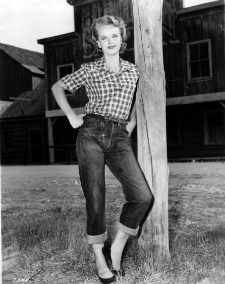 Women's 1950s Pants: Cigarette, Capri, Jeans Fashion History Ann Francis, 1950s Pants, Mode Rockabilly, Makeup History, 50s Look, Anne Francis, 1950 Fashion, Vintage Fashion 1950s, Clothes Vintage