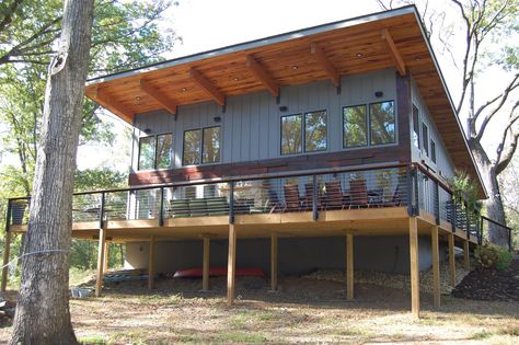 Modern Shed Roof House Modern Home in Knoxville, Tennessee by Oak… on Dwell Modern Metal House Design, Shed Roof Homes Designs, Shed Style Roof House, Sloped Roof Houses, She’d Roof House, Slope Roof House Design, Monoslope Roof House, Building On A Slope, Slant Roof House