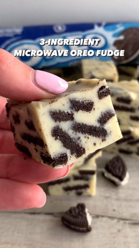 Fudge Oreo, Easy Chocolate Fudge, Oreo Fudge, Chocolate Recipes Homemade, Oreo Recipes, Sweet Dishes Recipes, Quick Recipes Snacks, Sweet Recipes Desserts, Recipe Dessert