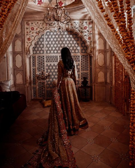 Indian Wedding Aesthetic, Pakistani Culture, Royal Core, Royal Indian, The Sun And The Moon, Sun And The Moon, Desi Wedding Dresses, Indian Princess, Asian Wedding Dress