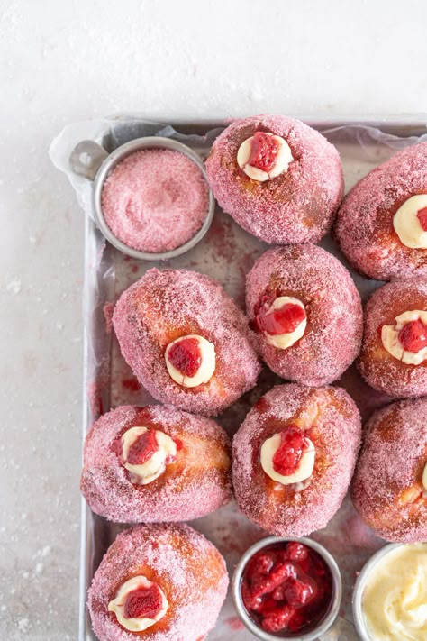 Brioche Doughnuts with Vanilla Bean Pastry Cream and Roasted Strawberry Filling. Roasting strawberries brings out the most amazing sweet flavour, which pairs so perfectly with the smooth vanilla bean pastry cream and fluffy brioche doughnut dough which is rolled in a freeze dried strawberry sugar. #briochedoughnut #strawberrydoughnut #roastedstrawberry Strawberry Brioche, Cloudy Kitchen, Roasted Strawberry, Strawberry Sugar, Cronut, Roasted Strawberries, Pastry Cream, Idee Pasto Sano, Fun Baking Recipes