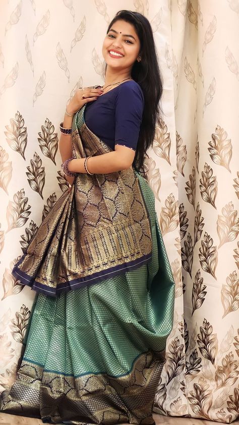 Gujarati Saree Photoshoot Poses, Sadi Pose Indian Fashion Gujarati, Gujrati Saree Look Simple, Gujrati Saree Pose, Saree Styles Gujarati, Gujrati Saree Look For Wedding, Gujarati Saree Poses, Gujarati Saree Look, Sadi Pose Indian Fashion