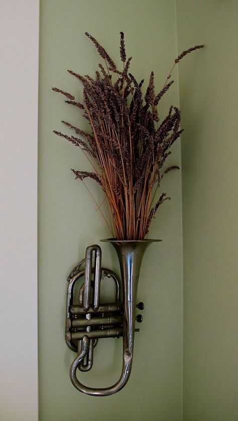 Vintage #trumpet filled with aromatic lavender Music Furniture, Home Music Rooms, Music Room Decor, Dekor Diy, Music Decor, Repurposed Items, Music Themed, Music Wall, Decor Guide