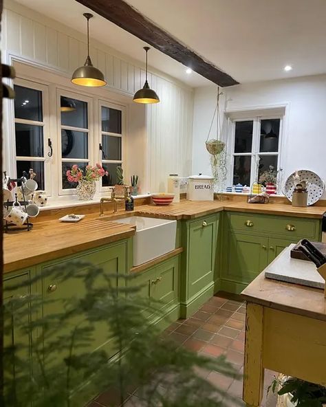 Farrow and Ball Yeabridge Green 287 kitchen cabinets Yeabridge Green Farrow And Ball Kitchen, Yeabridge Green, Green Kitchen Cupboards, Farrow And Ball Kitchen, Colourful Kitchen, Make A House A Home, Built In Seating, Farrow And Ball, Kitchen Floor Tile