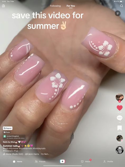 Short Medium Nails Acrylic Pink, Short Holiday Nails Summer, Hisbusic Flower Nails, Nails For Spain, French Tip Flower, Spain Nails, Cute Easy Nail Designs, Hawaii Nails, Pink Flower Nails