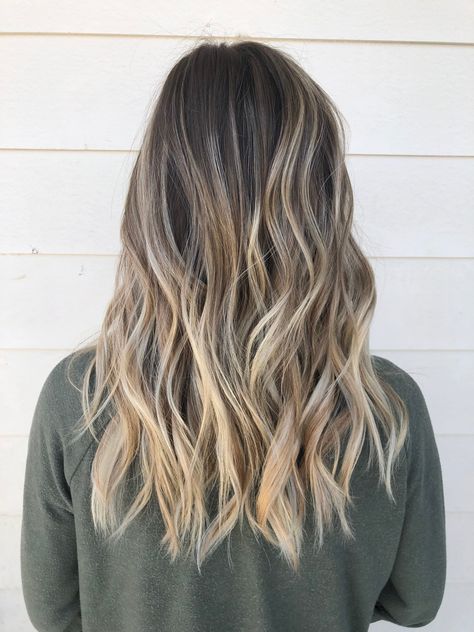 Baby-lights with root shadow Baby Lights Beige, Baby Lights Rubio, Baby Lights Balayage, Beige Highlights, Light Brunette, Peinados Fáciles Para Cabello Corto, Light Hair, Love Hair, Balayage Hair