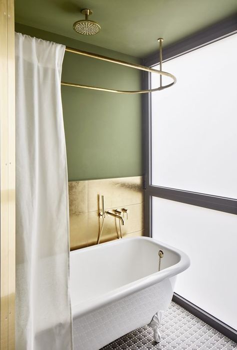 Green Ceiling, Trendy Apartment, Rental Apartment, Bad Inspiration, Bathroom Shower Tile, Interior Bathroom, 아파트 인테리어, Modern Baths, Green Walls