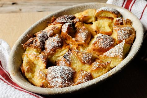 Basic Bread Pudding Recipe - Simple and delicious, I added cinnamon and mini chocolate chips Basic Bread Pudding, Bread Pudding Recipe Easy, Easy Bread Pudding, Puding Roti, Bread Pudding Recipes, Bread Pudding Easy, Best Thanksgiving Recipes, Bread Puddings, Leftover Bread