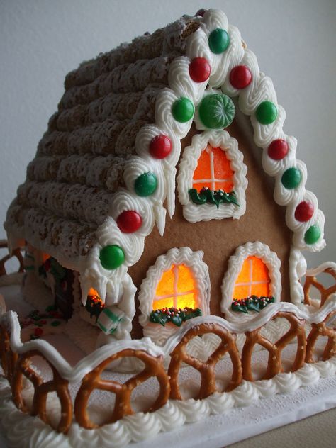 gingerbread house Gingerbread Houses Ideas Creative, Gingerbread House Sweets, Simple Ginger Bread Houses, Easy Ginger Bread Houses, Gingerbread House Decorations Simple, Ginger Bread House Ideas Simple, Prebuilt Gingerbread House Ideas, Christmas Ginger Bread House Ideas, Cool Ginger Bread Houses