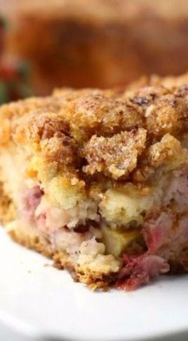 Renee's Kitchen Adventures: Strawberry Rhubarb Crunch Cake Rhubarb Pies, Geek Cake, Fall Canning, Rhubarb Crunch, Rhubarb Cake Recipes, Rhubarb Coffee Cakes, Orange Bread, Rhubarb Desserts, Canning Ideas