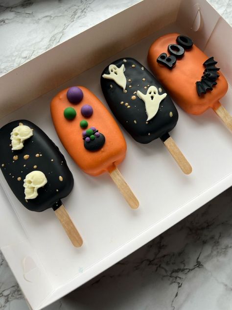 Halloween Cakesicles, Cakesicles Ideas, Magnum Cake, Strawberry Cake Pops, Halloween Cookie Recipes, Halloween Breakfast, Halloween Cake Pops, Baby Shower Cake Pops, Bakery Menu