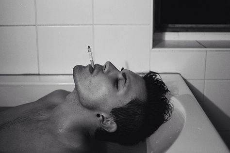 Dreamy Bathtub Photography, John Depp, All The Bright Places, Arón Piper, Bad Boy Aesthetic, Black And White Portraits, White Photography, Pose Reference, The Dreamers