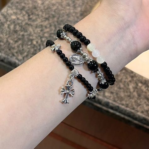 Emo Bracelets, Bracelets Goth, Afro Jewelry, Edgy Bracelets, Jewelry Accessories Ideas, Funky Jewelry, Jewelry Lookbook, Black Bracelets, Hippie Jewelry