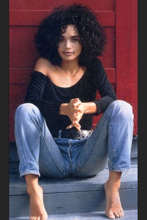 Lisa Bonnet in those jeans Wallpaper Retro, Lisa Bonet, Lounge Outfit, Black Hollywood, Adidas Vintage, African People, Zoe Kravitz, Jet Lag, Hair Crush