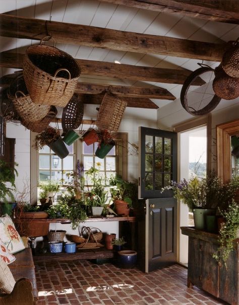 European Cottage, Dream Cottage, Potting Shed, Style At Home, Cottage Homes, House Inspo, Dream Home Design, Home Fashion, Hanging Baskets