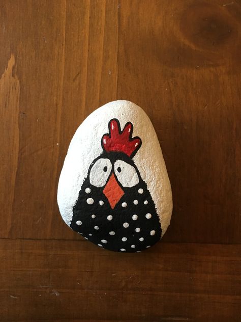 Chicken painted rock Painted Rock Chicken, Rock Painting Chicken, Goat Painted Rocks, Farm Rock Painting, Painted Rocks Animals Easy, Chicken Rock Painting, Pig Painted Rocks, Chicken Painted Rocks, Painting Ideas Fish