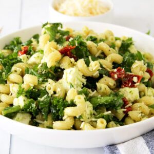 Mediterranean Kale Pasta Salad - Holoka Home Mediterranean Kale Pasta Salad, Sundried Tomato Pasta Salad, Kale Pasta Salad, Kale Recipes Healthy, Kale Feta, Mediterranean Pasta Salad, Tomato Pasta Salad, Sundried Tomato Pasta, Mediterranean Pasta Salads