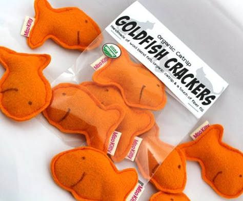 MisoHandmade_GoldfishCrackers1 Diy Jouet Pour Chat, Cat Drooling, Felt Cat Toys, Katt Grejer, Chat Diy, Handmade Cat Toys, Homemade Cat Toys, Diy Pet Toys, Goldfish Crackers