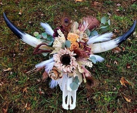 Deer Skull Flower Arrangements, Diy Cow Skull, Cow Head Decor, Antlers With Flowers, Deer Skull Decor, Deer Skull Art, Cow Skull Decor, Cow Skull Art, Steer Skull