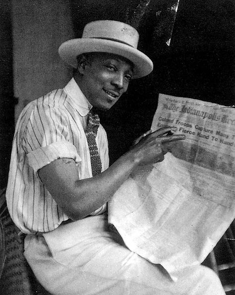 10 Black Artists Who Changed Art History | Domestika James Van Der Zee, Black Poets, Harlem New York, Photography Jobs, Person Sitting, National Portrait Gallery, Photography Work, African American History, Black Artists