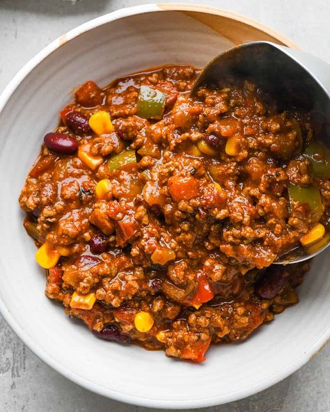 The best quick and easy chili recipe! Made in 30 minutes on the stovetop, homemade chili is a delicious, from scratch (no packaged seasoning) dinner your whole family will love. Easy Delicious Chili Recipes, Chilli Stovetop Recipe, Chili Recipe Quick, Chili In A Crockpot, Yummy Chili Recipes, Chilli With Beans Recipe, Classic Beef Chili, Chili With Pasta Recipe, Stove Top Chilli Recipe