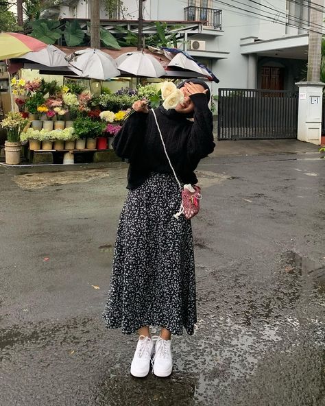 Ootd Floral Skirt Hijab, Otdd Outfit Style Hijab, Flower Skirt Outfit, Outfit Rok, Floral Shirt Outfit, Mix And Match Outfits Hijab, Floral Skirt Outfits, Stylish Outfits Casual, Rok Outfit